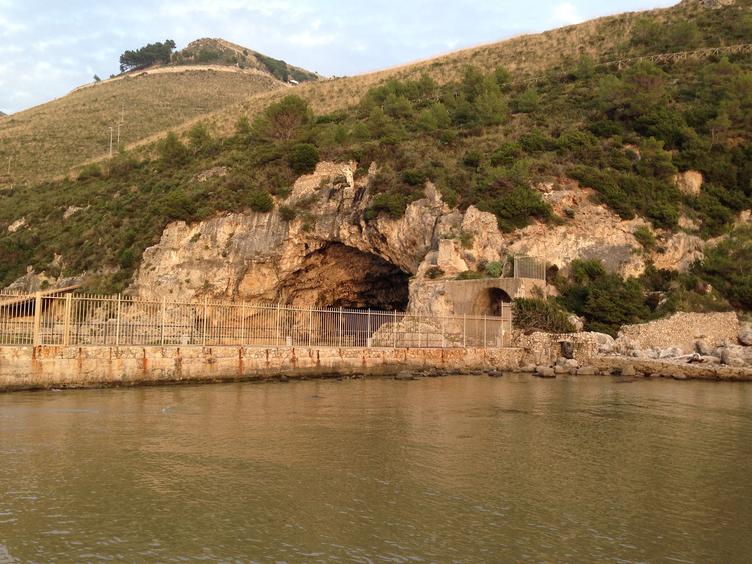 Sperlonga-esterno-grotta-di-tiberio